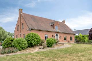 Ontdek deze ruime en uitstekend onderhouden woning van 685 m² (met garage, kelder en zolder) met grote loods van 328 m² en...