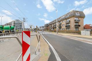 Op zoek naar een verzorgde studio vlak bij het strand van Oostende?<br /><br />Deze lichtrijke studio bevindt zich op de eerste verdieping van residentie "De Strandjutter" in de Troonstraat. Je geniet er van een uitstekende ligging, op wandelafstand van het strand en het centrum van Oostende. In de nabije omgeving vind je tal van winkels, horeca, openbaar vervoer, cultuur en andere voorzieningen.<br /><br />Indeling: inkomhal, gezellige leefruimte met toegang tot het zuidgericht terras, ingerichte keuken, badkamer met ligbad met douchefunctie, wastafel en toilet.<br /><br />EPC: 178 kWh/m² – label B<br /><br />Ideaal als tweede verblijf of als investering!<br /><br />Interesse? Neem contact op met Beau voor meer informatie of een bezoek: beau@waeyler.be<br />of 0470 54 16 27.