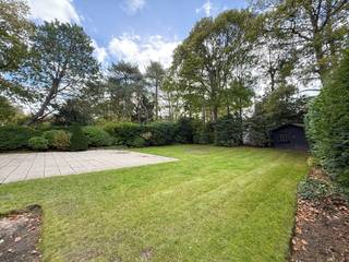 EXCLUSIEVE KOPPELVILLA TE HUUR IN HET ZOUTE – NABIJ OOSTHOEKPLEIN & ROYAL ZOUTE TENNIS CLUBDeze stijlvolle koppelvilla bevindt zich op een van de...