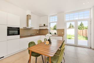 TOPPER! VOLLEDIG GERENOVEERDE WONING met 5 SLK en aangelegd TERRAS + TUIN! Rustig doch centraal gelegen in MOEN! INDELING: inkom met apart...