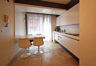 Dit recent opgefrist appartement is gelegen op 1ste verdieping in een kleinschalig residentieel gebouw in de Noordstraat 88.<br /><br />Bevat een grote woonkamer met haard in sierschouw en kasteelvloeren. Apart toilet. Berging waar wasmachine kan aangesloten worden. Ruime eetkeuken in perfecte staat voorzien van alle comfort. Beiden bieden toegang tot het balkon vooraan. Recente energiezuinige verwarming en voorzien van ledverlichting. <br /><br />Eerste Slaapkamer met toegang tot terras achteraan.<br />tweede Slaapkamer met ingemaakte kasten, toegang tot terras en aansluitend de perfect onderhouden badkamer recent nieuwe douche en dubbel lavabomeubel.<br /><br />Kleinschalig gebouw.<br /><br />Mogelijkheid tot aankoop van een grote garage in de tegenovergelegen zijstraat op 100m.