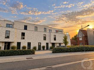 <strong>Energie neutrale nieuwbouw penthouse met 2 slaapkamers binnen residentie Belisa gelegen in het centrum van Munsterbilzen.</strong><br /><br /><span><strong>indeling</strong></span><br />+ Open leefruimte met veel lichtinval<br />+ Volledig geïnstalleerde open keuken met keukeneiland<br />+ Apart toilet<br />+ Badkamer met inloopdouche en badkamermeubel met dubbele lavabo en spiegelkast<br />+ Slaapkamer 1<br />+ Slaapkamer 2<br />+ Maar liefst 2 terrassen ter hoogte van de leefruimte en keuken. Eentje van 13 m² en de andere is 16 m².<br />+ Berging / wasplaats<br /><br /><span><strong>Energie &amp; technieken </strong></span><br />+ EPC: 8 kWh/m²/jaar - Label A met UC: 2022116296<br />+ Centrale verwarming via vloerverwarming op basis van een lucht-water warmtepomp.<br />+ Airco / inverter aanwezig.<br />+ Extra zonnepanelen voorzien voor een verhoogd wooncomfort.<br />+ Balansventilatie systeemtype D met warmterecuperatie.<br /><br /><span><strong>Extra troeven</strong></span><br />+ Autostaanplaats en tuinberging inbegrepen in de huurprijs.<br />+ Afwerking in kwalitatief hoogstaande materialen.<br />+ Appartement is recentelijk volledig geschilderd, overal zijn er lamellen voorzien en lichtarmaturen.<br /><br /><em>Het nieuwbouwproject heeft een zeer centrale ligging (tussen Bilzen, Hasselt, Genk en Maastricht), op wandelafstand van alle winkels, scholen, openbaar vervoer en het beschikt tevens over een goede bereikbaarheid naar het op - en afrittencomplex van de E313 en E314.</em>