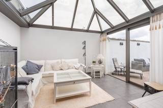 <p>Te koop: karaktervolle gerenoveerde woning in het centrum van Westende, op korte afstand van scholen, openbaar vervoer en alle voorzieningen.</p>
<p> </p>
<p>Deze woning uit het interbellum (1919-1930) combineert authentieke charme met een royale buitenruimte van 1423 m². Dankzij de centrale ligging geniet u van een residentiële omgeving met alle dagelijkse noden binnen handbereik. <br /> </p>
<p>Een grondige renovatie van het gelijkvloers heeft gezorgd voor een gezonde balans tussen energiezuinigheid en moderniteit. Dankzij zijn indeling biedt de woning ook de mogelijkheid om opgesplitst te worden in 2 units, wat ervoor zorgt dat de woning in aanmerking komt voor zowel investeerders als vaste bewoners.</p>
<p> </p>
<p>Belangrijkste ruimtes:<br />• Gezellige woonkamer met toegang tot het terras<br />• Eetkamer aansluitend op de keuken<br />• Twee slaapkamers met optie op 5 slaapkamers<br />• Twee badkamers<br />• Bureel en hobbyruimte<br />• Veranda met uitzicht op de tuin<br />• Garage en berging<br />• Zonnepanelen aanwezig</p>
<p> </p>
<p>Troeven:<br />• Centrale ligging in het woonkern van Westende<br />• Grote tuin van 1423 m² met zwembad<br />• Authentieke woning met diverse functionele ruimtes</p>
<p> </p>
<p>Neem vandaag nog contact op met uw ERA-makelaar voor een bezoek.</p>
<p> </p>
<p>JOUW DROOMHUIS. ZO GEVONDEN!</p>