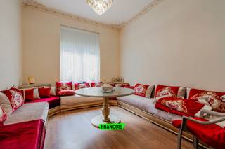 Deze recent gerenoveerde eigendom op een perceel van 70m² en een bewoonbare oppervlakte van 150m² bestaat uit drie verdiepingen, elk met een...