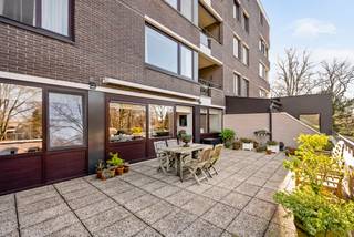 In het centrum van Kontich, met zicht op het Altenapark en op wandelafstand van winkels en openbaar vervoer, bevindt zich dit uitzonderlijk en...