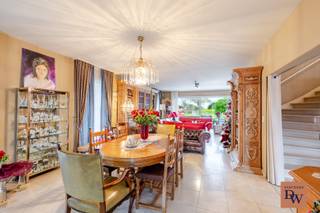 Op een strategische ligging langs een belangrijke uitvalsweg in Zottegem bevindt zich deze uitzonderlijke Spaanse villa, die charme, ruimte en veelzijdigheid perfect combineert.<br />De woning dateert van 1992 en werd in 2011 grondig gerenoveerd en uitgebreid met een royale aanbouw.<br />Deze aanbouw wordt vandaag gebruikt als woonruimte, maar biedt tal van mogelijkheden: ideaal als <strong>privéwoning met kantoor of praktijk</strong>, <strong>horecazaak</strong> (professionele keuken is nog aanwezig) of als <strong>extra woonunit</strong>.<br />De villa beschikt momenteel over <strong>twee ruime leefruimtes elk in hun eigen stijl, twee keukens, een bijkeuken, twee badkamers en vier volwaardige slaapkamers met 2 dressings</strong>, wat het wooncomfort én de flexibiliteit aanzienlijk verhoogt. De woning is bovendien <strong>volledig onderkelderd</strong> en biedt plaats aan een garage voor <strong>vier wagens</strong> evenals ruime opslagmogelijkheden.<br />Buiten geniet u van een <strong>prachtige siertuin</strong> met een stijlvol <strong>verwarmd zwembad</strong>, verwarmd via een warmtepomp — en een ruim zonneterras met zicht op de groene regio.<br />De woning wordt verwarmd op <strong>aardgas ( Viessmann)</strong>, is uitgerust met <strong>21 zonnepanelen</strong> en werd afgewerkt met <strong>materialen van uitzonderlijke kwaliteit</strong>, wat garant staat voor duurzaamheid en comfort.<br />Een unieke eigendom met eindeloze mogelijkheden, ideaal voor wie wonen en werken wil combineren of op zoek is naar een karaktervolle villa met een commerciële meerwaarde.<br />Interesse in dit pareltje? Contacteer Wim via 0479/91 91 32<br /> 