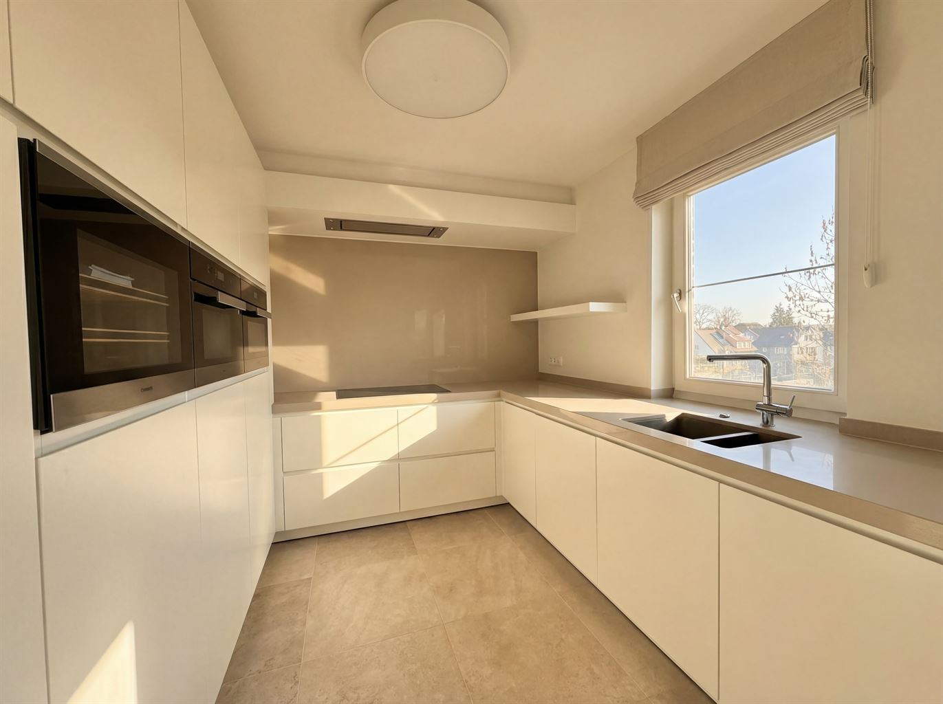 Prachtig 2 (+1)-slaapkamer appartement met terrasje, autostaanplaats en berging op een toplocatie nabij de Markt van Maaseik. - foto 4