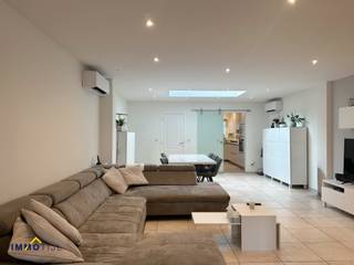 Deze instapklare woning is rustig gelegen aan de stadsrand van Aalst en combineert comfort, ruimte en een aangename lichtinval.Op het gelijkvloers...