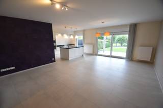 Gelijkvloers appartement gelegen aan de rand van het centrum met volgende eigenschappen:° luxueuze afwerking° wonen in een rustige en verzorgde...