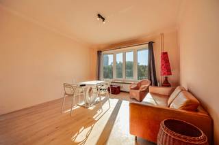 <p><span>This </span><span>bright studio </span><span>is located in the heritage building </span><span>Résidence Estoril</span><span> on the Doornelei. Besides the beautiful view of Domein Hertoghe and the Boker Tov on the ground floor, this studio is located in a prime location. The King Albert Park, De Koninck Brewery, the Markgravelei and all major roads are just a stone's throw away.</span></p><p><span> </span></p><p><span>This nice studio has many positive features since it is located on the 5th floor and overlooks the trees of </span><span>Domain Hertoghe</span><span>.</span><span> Furthermore it has </span><span>renewed windows (HR glazing)</span><span>, a separate corner that can serve as a bedroom and a </span><span>habitable surface</span><span> of </span><span>38m² </span><span>(cfr. EPC) </span>. </p><p><span> </span></p><p><span>Classification</span></p><p><span>- spacious, bright living space through bay window</span></p><p><span>- provision for bedroom</span></p><p><span>- kitchen with cupboards</span></p><p><span>- bathroom with shower, sink and toilet</span></p><p><span>- open and green view on the Domain Hertoghe</span></p><p><span> </span></p><p><span>General </span></p><p><span>- elevator present</span></p><p><span>- heating and water shared</span></p><p><span>- super central location near several campuses and important roads</span></p><p><span>- ideal investment / first purchase</span></p><p><span> </span></p><p><span>Are you interested in this bright studio for sale on a top location in Antwerp, are you looking for other real estate or do you want to know the value of your property? Then BOLT immo is the right place for you! We will gladly help you.</span></p>