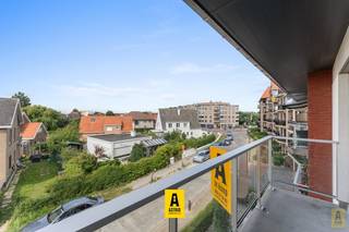 Uiterst verzorgd en volledig instapklaar appartement gelegen in een mooie, klassevolle residentie op een zucht van zee! Het appartement geeft uit...