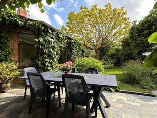 Woning met charmante stadstuin + garage.Op te frissen woning in centrum Watou. Biedt veel mogelijkheden mits renovatie. Charmante binnentuin, grote...