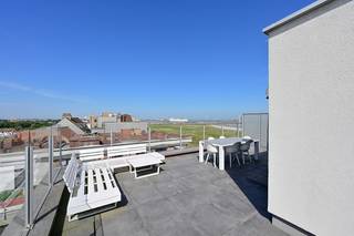 Recent vernieuwde en smaakvol ingerichte studio, perfect gelegen en voorzien van een groot zonneterras met zowel zijdelings zeezicht als een prachtig uitzicht naar het hinterland.<br /><br />Indeling: <br />De gezellige leefruimte geeft uit op een ruim privéterras met panoramisch zicht en is ingericht met een knusse zithoek en een comfortabele slaaphoek, voorzien van ingemaakte kasten.<br />De keuken is volledig uitgerust met alle nodige toestellen en biedt het nodige comfort. De aparte badkamer beschikt over een inloopdouche, lavabo en toilet.<br /><br />Het ruime zonneterras vormt ongetwijfeld één van de grootste troeven van deze unieke studio. <br /><br />Wenst u meer informatie of een bezoek ter plaatse? Aarzel niet om ons te contacteren.<br /> 