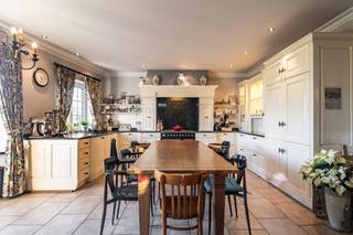 Ruime villa van circa 400m² gelegen in een rustige wijk te Poppel op een perceel van ca. 588 m² . De villa biedt o.a. 5 slaapkamers, 2 badkamers...