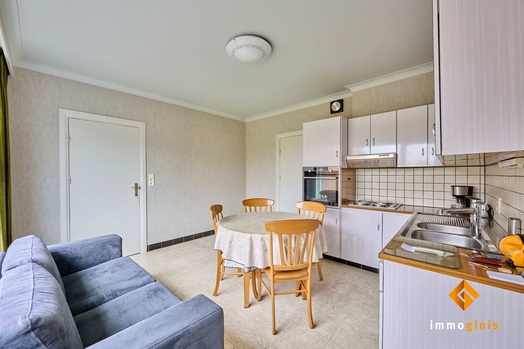 Verrassend ruime woning met 3 grote slaapkamers, 2 garages en groen zicht achteraan, op ruim perceel van 10a17ca. - foto 4