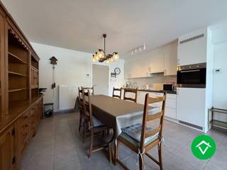 Dit appartement is gelegen op het gelijkvloers in een rustige residentie. Zeer centraal kortbij het centrum van Roeselare! De Grote Markt, winkelstraat, vele winkels in de Westlaan en nog veel meer zijn dichtbij!<br /><br />De indeling is als volgt: gemeenschappelijke hal - doorgang tot de achterliggende autostaanplaats - inkomhal - ruime, lichtrijke living - uitgeruste keuken - apart toilet - (technische) berging - ruime slaapkamer - badkamer (douche en meubel) - ruim, zonnige tuin. In de residentie is er een gemeenschappelijke fietsenberging aanwezig!<br /><br />Vraagprijs appartement 168 000 €, vraagprijs autostaanplaats 7000 €.<br /><br />Troeven:<br />- Perfecte investering of starters appartement! Gebouw van 2016 en rustig gelegen<br />- Gunstig EPC: laag in energieverbruik<br />- Centrale ligging: op wandelafstand van het stadscentrum<br />- Goedgekeurd attest elektriciteit<br /><br />Contacteer ons vandaag nog voor een afspraak ter plaatse!