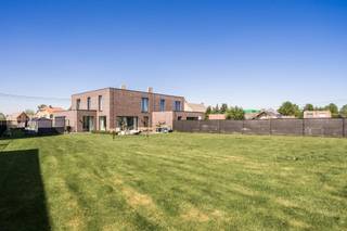 Halfopen woning met 3 slaapkamers en zonnige tuin in Onze-Lieve-Vrouw-Waver Deze recente halfopen bebouwing biedt een moderne, energiezuinige...