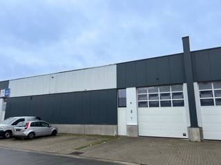 Unité PME prête à l’emploi de 225 m² avec porte sectionnelleStratégiquement située à proximité de la N76 (2,8 km) et de l’E314 (4,8 km), avec un...