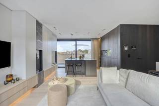 Op een uitstekende locatie, net buiten de kleine ring van Hasselt, vinden we dit stijlvolle en luxueus afgewerkte appartement van 108 m² in de Vaartstraat 10. Het appartement is gelegen op de derde verdieping van een recent gebouw uit 2020 en combineert hedendaags wooncomfort met een hoogwaardige afwerking.<br /><br />Bij het binnenkomen wordt u verwelkomd in de inkomhal met ingebouwde kasten, ideaal als vestiaire en extra opbergruimte. Aansluitend bevindt zich een apart gastentoilet.<br /><br />Vanuit de inkomhal komen we in de aangename leefruimte. De ruime woonkamer geniet dankzij de grote raampartijen van een overvloed aan natuurlijke lichtinval en beschikt bovendien over een gezellige gashaard. De open keuken vormt het hart van de leefruimte en werd hoogwaardig afgewerkt en voorzien van alle nodige toestellen.<br /><br />Een absolute troef zijn de terrassen aan beide zijden van het appartement. Hierdoor kunt u op elk moment van de dag genieten van het zonnetje en beschikt u zowel over een zonnig plekje als een aangename buitenruimte in de schaduw.<br /><br />Het appartement beschikt over twee ruime slaapkamers, waarbij elke slaapkamer beschikt over een eigen badkamer. Daarnaast is er nog een praktische berging in het appartement.<br /><br />Bij het appartement horen bovendien twee autostaanplaatsen in de ondergrondse garage, evenals een afzonderlijke kelderberging.<br /><br />Een instapklaar en luxueus appartement op een toplocatie, ideaal voor wie comfortabel en stijlvol wil wonen in het centrum van Hasselt.<br /><br />De eigendom wordt aangeboden via de Pre-sale formule. Op 07/10/2026 tussen 16:00 en 18:00 kan u het appartement op afspraak komen bezichtigen en een bod uitbrengen. De vermelde prijs is een instelprijs. Voor meer info, gelieve contact op te nemen met de dossierverantwoordelijke.<br /><br />Bestuursmaatregelen in het maatregelenregister: nee