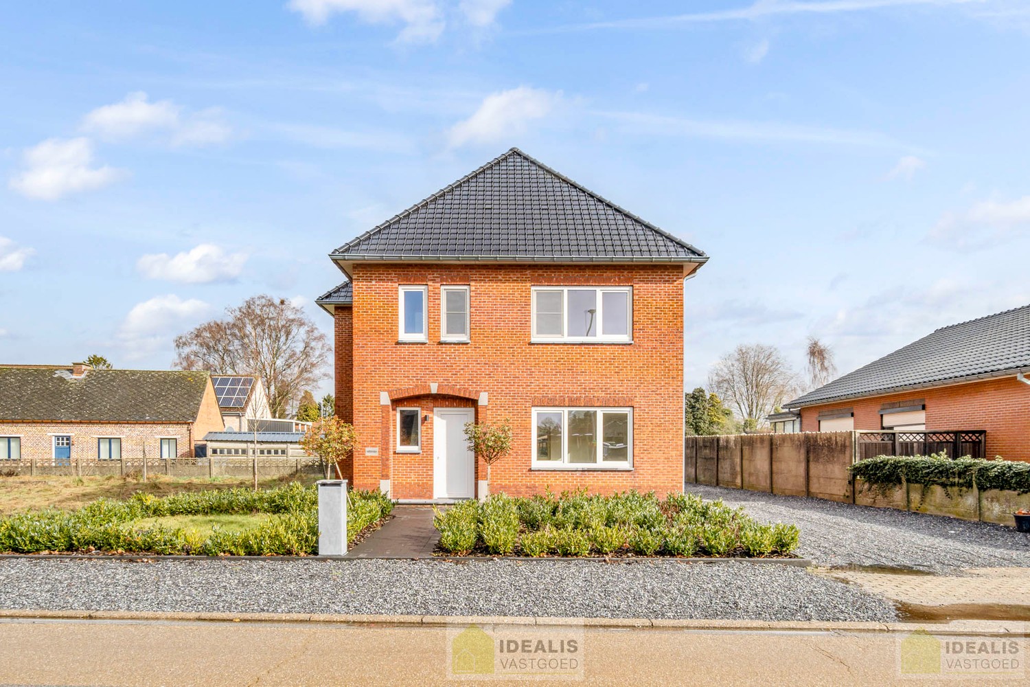 IDEALIS VASTGOED – Schitterend volledig vernieuwde woning met een heerlijke open leefruimte, luxe keuken, 3 ruime slaapkamers, twee badkamers én een ruime wasplaats! Dit heerlijke huis bevindt zich op een perceel van maar liefst 7a 94ca vlak bij het centr - foto 1