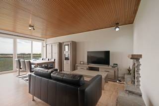 Lichtrijk appartement met twee slaapkamers te Anderlecht.<br />Ideaal gelegen nabij het shoppingcentrum De Westland, openbaar vervoer, winkels en scholen. <br /><br />Het appartement is gelegen op de achtste verdieping en is bereikbaar via een lift. <br />Dit appartement bestaat uit een inkomhal met vestiaire, een geïnstalleerde keuken met aangrenzend terras, een lichtrijke leefruimte die toegang biedt tot het tweede terras met mooi zicht op het vijverspark, twee slaapkamers (15,20m² - 7,64m²) een badkamer met douche, een apart toilet en een kelder. <br />Bij dit appartement hoort ook een garagebox die verplicht aan te kopen is aan 27.000 euro.<br /><br />Geschikt als investering of eigen bewoning.<br />Interesse? Plan snel je bezoek via onze website ! <br /><br />EPC 163 kWh/(m²jaar)<br />Elektriciteit niet conform