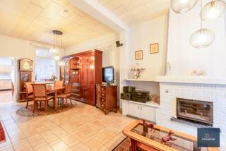 IN TE SCHRIJVEN OP HET BEZOEKMOMENT : In een rustige straat vlakbij Gent centrum vinden we deze verrassend ruime rijwoning terug, ideaal voor wie houdt van een solide basis met tal van mogelijkheden. Achter de klassieke voorgevel schuilt een aangename gezinswoning met een uitzonderlijk diepe leefruimte, veel lichtinval en een leuke, onderhoudsvriendelijke buitenruimte.<br /><br />Indeling<br />Gelijkvloers<br />Je wordt verwelkomd in een gezellige leefruimte die zich uitstrekt over de volledige diepte van de woning. Dankzij het open karakter en de grote raampartijen geniet je hier de hele dag door van een helder en luchtig gevoel. De eetplaats en zithoek vormen een warm geheel.<br /><br />Achteraan bevindt zich de zeer ruime, volledig uitgeruste keuken met overvloed aan kast- en werkruimte. De lichtkoepels zorgen voor een prachtige natuurlijke lichtinval, waardoor de keuken een echte plek wordt waar je graag vertoeft. Achteraan is er een badkamer met toilet en technische ruimte. Via de achterdeur kom je op het gezellig terras en stadstuintje — perfect voor een rustige ochtendkoffie of een zomerse barbecue.<br /><br />Verdieping<br />Op de eerste verdieping is er 1 charmante slaapkamer en een ruime badkamer. De houten afwerking en grote ramen creëren een warme, huiselijke sfeer. Op de zolderverdieping tref je een extra kamer die perfect dienst kan doen als hobbykamer, bureau of extra slaapkamer NA renovatie.<br /><br />Kelder<br />De droge kelder biedt extra stockage en is praktisch ingericht.<br /><br />Troeven<br />Gelegen in een aangename straat nabij winkels, openbaar vervoer en vlotte invalswegen<br /><br />Grote leefruimte met open gevoel<br />Ruime keuken met veel lichtinval dankzij meerdere lichtkoepels<br />Onderhoudsvriendelijke stadstuin<br />Volwaardige slaapkamer met badkamer + zolderkamer<br />Droge kelder<br /><br />Karaktervolle woning met een sterke basis maar met wel nog wat werk.