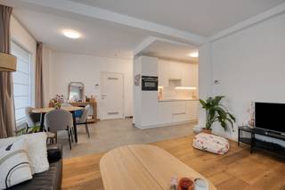In the lively heart of Ghent, on Casino Square in the Galgenberg district, we find this recently renovated apartment (2019). The location is absolutely ideal: just a five-minute walk from the Vrijdagsmarkt, Graslei, Gravensteen and the city hall.The apartment is located on the ground floor and enjoys abundant natural light thanks to its large windows. The living space connects seamlessly to a modern open kitchen, equipped with all modern appliances: dishwasher, refrigerator, stove and combi oven.Adjoining the kitchen is a practical storage room with a connection for a washing machine and dryer and plenty of space for a freezer. The spacious bedroom gives direct access to a stylish bathroom with washbasin and walk-in shower.This apartment combines modern comfort with an excellent location and is ideal for a single person, couple or as investment property. Currently, the apartment is rented at €785/month (excluding costs).The property is offered through the Power-sale formula. Between 11/11/2025 08:00 and 19/12/2025 17:00, you can come visit the property by appointment and make an offer. The listed price is a starting price. For further information, please contact the property agent.