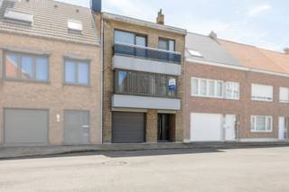 Stijlvolle bel-étagewoning met grote garage in een rustige straat, dicht bij winkels en voorzieningen. Binnen geniet u van een hoogwaardige...