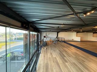 Multifunctioneel showroom- of handelspand van 640 m², aangevuld met een ruime tussenverdieping van 600 m², fantastisch gelegen langs de...