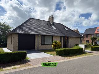 Gezellige, volledig gemeubelde woning te huur in Oostduinkerke, gelegen in een rustige straat vlak bij winkels, scholen en de zee.De woning is als...