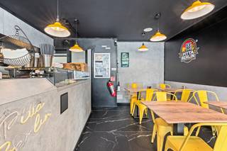 <p>Te koop: handelspand in Sint-Niklaas met vlotte bereikbaarheid en zichtbare ligging.</p>
<p>Dit handelspand uit 2009 bevindt zich op een drukke en residentiële locatie in Sint-Niklaas, nabij openbaar vervoer en belangrijke invalswegen. Dankzij de centrale ligging geniet u hier van een goede visibiliteit en een vlotte bereikbaarheid voor klanten en leveranciers. De praktische indeling biedt verschillende mogelijkheden voor commerciële activiteiten of dienstverlening. Bovendien beschikt het pand over meerdere bergruimtes, wat extra comfort en functionaliteit creëert. Een interessante opportuniteit voor wie een handelspand wil kopen op een strategische locatie.</p>
<p>• Handelsruimte (58 m²) met flexibele indelingsmogelijkheden</p>
<p>• Keuken (7 m²) geschikt als praktische personeelsruimte</p>
<p>• Berging (17 m²) met extra opslagmogelijkheden</p>
<p>• Berging (15 m²) ideaal voor stock of archief</p>
<p>• Toilet aanwezig</p>
<p>• Koelcel aanwezig</p>
<p> </p>
<p>Troeven</p>
<p>• Strategische ligging nabij invalswegen en openbaar vervoer</p>
<p>• Goede visibiliteit dankzij drukke ligging</p>
<p>• Praktische indeling met ruime handelsruimte en extra stockage</p>
<p><span>• Momenteel verhuurd aan 1750 euro/maand + 125/maand aan gemeenschappelijke kosten </span></p>
<p>Neem vandaag nog contact op met je ERA-makelaar voor een bezoek. JOUW DROOMHANDELSPAND. ZO GEVONDEN!</p>