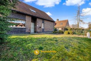 Open bebouwing met 3 slaapkamers en ruime tuin te koop in Wachtebeke!<br /><br />In de Cornilstraat 11 te Wachtebeke vindt u deze open bebouwing met een bewoonbare oppervlakte van 241 m² op een perceel van 1.464 m². De woning beschikt over 3 slaapkamers, een garage en een ruime tuin met mooie, volwassen bomen achteraan het perceel. Dankzij het EPC-label D geldt er bovendien geen renovatieverplichting.<br /><br />Troeven:<br />- Open bebouwing<br />- Bewoonbare oppervlakte: 241 m²<br />- Perceel van 1.464 m²<br />- 3 slaapkamers<br />- Garage<br />- EPC-label D – geen renovatieverplichting<br />- Grote tuin met aangelegde bomen<br />- Zolder met uitbreidingsmogelijkheden<br /><br />Indeling:<br />Via de inkomhal komt u in de leefruimte met eetplaats. Deze lichtrijke ruimte geeft toegang tot de veranda met zicht op de tuin. Vanuit de leefruimte bereikt u ook de keuken, die aansluit op de garage. Op het gelijkvloers bevinden zich daarnaast twee slaapkamers en de badkamer. Op de eerste verdieping is er een ruime derde slaapkamer en een grote zolderruimte, die mits afwerking nog kan worden ingericht als extra slaapkamers, hobbyruimte of bureau. Buiten geniet u van een ruime tuin met volwassen bomen, ideaal voor wie houdt van rust, groen en privacy.<br /><br />