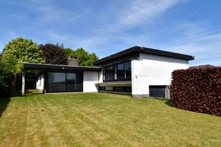 Ontdek deze charmante woning in het groene Aalbeke, een rustige omgeving nabij het bruisende Kortrijk. Deze woning biedt talloze mogelijkheden en is ideaal voor zowel gezinnen als professionals.<br /><br />Indeling als volgt:<br />Bij binnenkomst word je verwelkomd in een ruime inkomhal met een elegante dubbele deur die toegang geeft tot de lichte en ruime leefruimte. Deze gezellige ruimte is perfect ingedeeld met een zithoek, waar je kan ontspannen bij de knusse open haard, en een royale eetplaats voor onvergetelijke diners met vrienden en familie. Ingemaakte kasten voorzien.<br /><br />Aansluitend vind je een volledig uitgeruste keuken, een waar paradijs voor kookliefhebbers. Met veel opbergmogelijkheden en hoogwaardige apparatuur, waaronder een Miele stoomoven, is deze keuken van alle gemakken voorzien. Een gezellige ontbijtplaats maakt het plaatje compleet.<br /><br />Geniet van de rust in de veranda met prachtig uitzicht op de tuin, een ideale plek om in alle seizoenen van de natuur te genieten.<br /><br />Via de nachthal is er toegang tot 3 slaapkamers, waarvan 2 met ingemaakte kasten. De vernieuwde badkamer is voorzien van een inloopdouche, ligbad en een dubbel lavabomeubel. Een apart toilet is aanwezig.<br /><br />Bijzonder aan deze woning is de ruime praktijkruimte van net geen 50 m², die rechtstreeks toegankelijk is via een aparte ingang. Deze veelzijdige ruimte is opgedeeld in 4 verschillende ruimtes en beschikt over een apart toilet, waardoor het perfect is voor een thuiskantoor, therapieruimte of andere professionele doeleinden.<br /><br />Tot slot beschikt deze over een dubbele garage met een geïntegreerde wasplaats en extra opbergruimte, wat zorgt voor maximaal gemak en comfort. Daarnaast zijn er vier parkeerplaatsen op eigen terrein beschikbaar.<br /><br />EXTRA TROEVEN: centrale ligging, dubbele beglazing, grote volumes...<br /><br />Kortom, zeker een bezoek waard!<br /><br />Onze ref. DEV4966