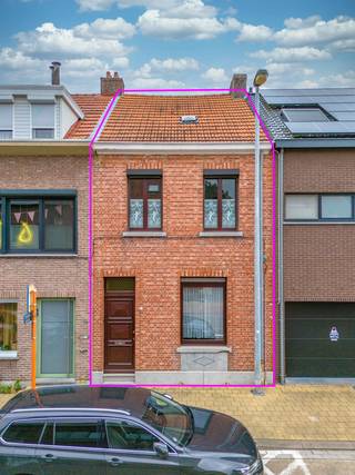 Op het gelijkvloers bevindt zich de woon- en eetkamer, gevolgd door de aparte keuken. Verder zijn er een badkamer met inloopdouche en lavabomeubel en een apart toilet.
De eerste verdieping telt twee ruime slaapkamers. Via de nachthal is er toegang tot de zolder, die momenteel voornamelijk als extra bergruimte wordt gebruikt.
Achteraan beschikt de woning over een terras en een diepe tuin met een ruim bijgebouw, ideaal voor opslag of als werkruimte.
Een degelijk onderhouden woning voor wie op zoek is naar twee slaapkamers, een tuin en voldoende bergruimte.
Voor meer info kan u ons contacteren via info@vastgoed03.be of 03/568.03.03