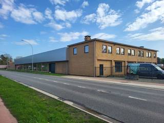 GENK TE HUUR: Grote bedrijfshal/showroom - Kantoor - ConciërgewoningGENK NOORD - toplocatie - Essenlaan 5: Ruim industrieel gebouw met een totale...