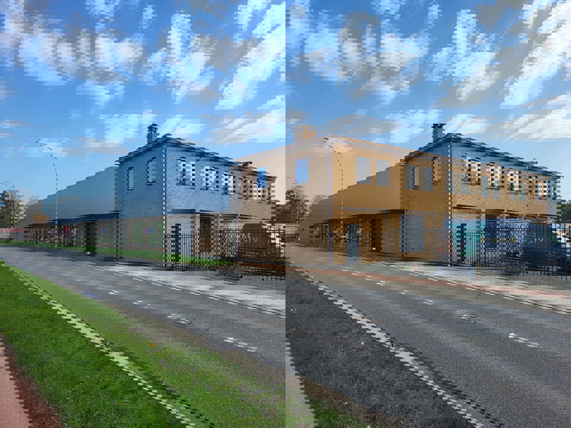 GENK TE HUUR: Grote bedrijfshal-Kantoor-Conciërgewoning - foto 1