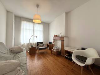 Deze leuke woning beschikt over een inkomhal, een aangename leefruimte en een volledig ingerichte keuken. Verder zijn er twee ruime slaapkamers, een badkamer uitgerust met een ligbad, douche, lavabo en toilet, een afzonderlijk gastentoilet, een praktische berging en een gezellig terras waar u in alle rust kunt genieten.<br /><br />Extra informatie:
<ul>
<li>EPC: 174 kWh/m²/jaar</li>
<li>Uitstekende bereikbaarheid via tram, bus, E17 en E40</li>
<li>Beschikbaar vanaf 1 oktober 2026</li>
<li>Maximale bezetting: 3 personen</li>
</ul>
Interesse? Stuur ons gerust een e-mail om een bezoek in te plannen.<br />We helpen u graag verder!