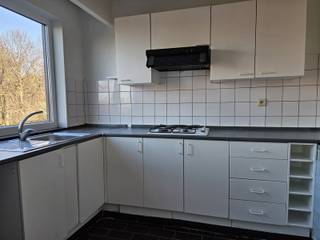 Dit goed gelegen appartement op de tweede verdieping combineert comfort met een praktische indeling. De lichtrijke woonkamer vormt een...