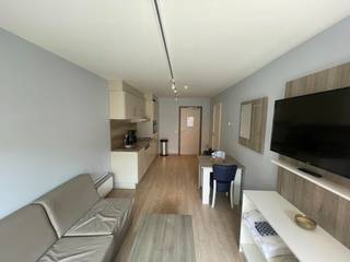 Prachtig 1-slaapkamerappartement, gelegen op de <strong>derde</strong> <strong>verdieping</strong> aan de achterkant van de Zeedijk, biedt u een <strong>zonnig</strong> <strong>terras</strong> waar u heerlijk kunt ontspannen. De locatie is ideaal, op slechts een steenworp afstand van het bruisende centrum en de pittoreske jachthaven.<br /><br />Bij binnenkomst in dit sfeervolle appartement wordt u verwelkomd door een <strong>open</strong> <strong>keuken</strong>, <strong>volledig</strong> <strong>uitgerust</strong> met moderne apparatuur en alle gemakken om uw culinaire vaardigheden tot uiting te laten komen. De <strong>gezellige</strong> <strong>woonkamer</strong>, ingericht met een knus tafeltje en comfortabele zetel, vormt het hart van het appartement.<br /><br />De <strong>badkamer</strong> beschikt over een <strong>moderne</strong> <strong>douche</strong> en een nette wastafel. De <strong>ruime</strong> <strong>slaapkamer</strong> is momenteel ingericht met een comfortabel <strong>tweepersoonsbed</strong>. Tevens is er een <strong>privatieve</strong> <strong>berging</strong> inbegrepen in de prijs.<br /><br />Dit appartement wordt verkocht onder het systeem van <strong>erfpacht</strong> en maakt deel uit van de <strong>hotelpool</strong>. Dit betekent dat u niet alleen kunt genieten van uw eigen kustverblijf, maar ook profiteert van de mogelijkheid om het appartement te verhuren via het hotelmanagement, waardoor u een <strong>aantrekkelijk rendement</strong> kunt behalen.