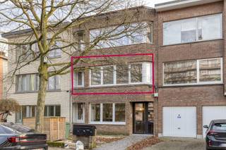 <p>Mooi gerenoveerd (2021) appartement met 2 slaapkamers en terras te koop in een rustige buurt met zeer gunstige ligging. Bent u op zoek naar een lichtrijk en modern appartement in een kleinschalig gebouw met veel privacy en een uitstekende locatie in Berchem? Dan is dit appartement te koop aan de Flor Alpaertsstraat wellicht iets voor u!</p><p></p><p><span><strong>Het appartement dat we te koop aanbieden in Berchem beschikt over de volgende indeling: </strong></span></p><ul><li><p><span>85m² bewoonbare oppervlakte</span></p></li><li><p>Het appartement bevindt zicht op de eerste verdieping van een goed onderhouden gebouw zonder lift. </p></li><li><p>De leefruimte met parketvloer biedt volop mogelijkheden voor een comfortabele zithoek en eetkamer. </p></li><li><p>De volledig geïnstalleerde keuken is uitgerust met alle noodzakelijke toestellen.</p></li><li><p>Moderne badkamer met inloopdouche, wc en lavabo.</p></li><li><p>Zuidoostgerichte terras </p></li><li><p> </p></li><li><p><span><strong>Ligging &amp; Troeven:</strong></span></p></li><li><p>Gelegen in een rustige buurt, met fijne buren, tal van voorzieningen in de nabije omgeving, en voldoende parkeerplaats op straat. </p></li><li><p>Het appartement is bovendien goed bereikbaar met het openbaar vervoer, met tram-en treinverbindingen vlakbij.</p></li><li><p>Energiezuinig EPC = B</p></li><li><p>Instapklaar</p></li><li><p>Kelderberging </p></li><li><p>Geen syndicus</p></li><li><p>Lage maandelijkse lasten</p></li><li><p></p><p><strong>Mobiscore 9,2/10</strong>: uitstekende mobiliteit met tram- en bushaltes in de buurt</p></li></ul><p> </p><p>Ben jij geïnteresseerd in dit appartement te koop in Berchem? Aarzel dan niet om ons te contacteren. Janssen &amp; Janssen Berchem aan de <strong>Gitschotellei 144</strong> staat graag tot uw dienst. Contacteer ons kantoor in <strong>Berchem </strong>voor een bezoek of gratis schatting van uw eigendom.<br /><span>Bel <strong>0492 54 21 14</strong> of mail naar </span><span><strong>kalin@janssenenjanssen.be</strong></span><strong>. </strong></p>