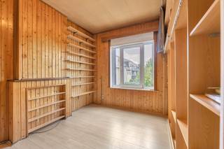<p>Voor meer info of een bezoek, bel 053 59 49 31. - Deze <strong>ruime te renoveren woning</strong> is gelegen in een bijzonder rustige buurt in Aalst. Dankzij de gunstige ligging geniet u hier niet alleen van de nodige rust, maar bevinden winkels, scholen en het openbaar vervoer zich op korte afstand. Bovendien is de aansluiting op de E40 vlot bereikbaar. Op het gelijkvloers bevinden zich de inkomhal, <strong>een lichtrijke leefruimte</strong>, de aansluitende keuken en de badkamer. Verder beschikt het gelijkvloers over <strong>een veranda</strong> en een extra bergruimte die volledig naar eigen wens kan worden ingericht. Op de eerste verdieping zijn er <strong>twee ruime en lichtrijke slaapkamers</strong>. <strong>Het zolderverdiep</strong> is reeds voorzien van een vaste trap en biedt de mogelijkheid om afgewerkt te worden tot <strong>een volwaardige ruime derde slaapkamer</strong>. Tot slot beschikt de woning over een lange stadstuin met een noordwestelijke oriëntatie, waar u in alle rust kunt genieten van de middag- en avondzon. Bent u op zoek naar een woning met veel potentieel op een rustige, maar centraal gelegen locatie? Dan is dit pand zeker een bezoek waard. (Stedenbouwkundige inlichtingen en maatregelenregister in aanvraag)</p>