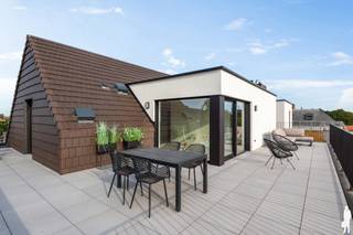 <p>Stijlvolle <strong>penthous</strong>e met <strong>terras van ca. 75m² </strong>in het centrum van <strong>Hoogstraten!</strong><br /><br /><strong>Tijdelijke actie:</strong> bij aankoop van dit luxe appartement krijgt u maatwerk kasten gratis, een voordeel van ca 30.000 euro!<br /><br /><strong>Penthouse A3.1 ligt op 3e verdieping</strong> en omvat:<br />- Inkomhal -<strong> lift komt rechtstreeks uit in de penthouse </strong><br />- Ruime leefruimte met open keuken<br />- Berging aansluitend aan de keuken<br />-<strong> 3 slaapkamers</strong><br />- Badkamer<br />- Separaat toilet<br />- Techniekruimte<br />- Groot leefterras<br /><br />het project wordt tot in de puntjes afgewerkt en houdt rekening met de hedendaagse architectuur, energienormen, maximale privacy en een aangename, groene omgeving.<br /><br />De afwerking van de woongelegenheden kiest u volledig zelf conform de budgetten opgenomen in het lastenboek.<br /><br />Voor meer informatie kunt u contact opnemen met saidja.de.vrij@deboerenpartners.be van ons kantoor te Hoogstraten.</p>
<p></p>