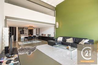 Découvrez ce loft unique et plein de caractère offrant une surface habitable de 126 m², où l’authenticité industrielle rencontre le confort...