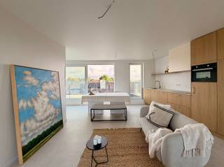 Deze penthouse is als enige appartement van dit project gelegen op de derde verdieping en maakt deel uit van residentie Léon gelegen te Beveren Glazenleeuwstraat met 8 wooneenheden. Dit pand beschikt over een groot privaat terras. U heeft toegang tot algemene fietsenberging en gemeenschappelijke bergruimte.Via de algemene inkomhal per trap of met de lift komt u rechtstreeks terecht in het appartement. De indeling van het appartement is als volgt: U betreedt het appartement via de inkomhal met apart toilet. Verder door betreedt u de eetkamer met veel lichtinval en toegang tot het terras. de keuken is volledig uitgerust en voorzien van hoogwaardige materialen. De keuken heeft een aangrenzende bergruimte. De leefruimte is mee in de keuken en eetkamer verweven, zeer lichtrijk en enorm gezellig. Op de nachthal bevinden zich een ingerichte badkamer en nog twee ruime slaapkamers. De masterbedroom heeft uitzicht en toegang tot het terras via het enorme schuifraam.Ook heeft u de mogelijkheid om een achterliggende garagebox of carport aan te kopen.Nog enkele troeven van dit appartement: Vloerverwarming met lucht/water warmtepomp, videofoon, lift aanwezig met penthouse liftsturing, gemeenschappelijke berging en fietsenstalling, een laag energiepeil conform de geldende normen en het verlaagd btw-tarief van 6% is mogelijk! Als we spreken over de prijs is dat exclusief btw, zonder registratie- en notariskosten! De plannen & lastenboek zijn op afspraak en zeer vrijblijvend te bekijken.