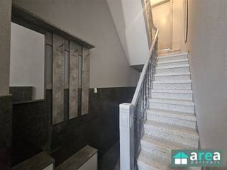 <p>MAAK UW AFSPRAAK ONLINE → AREA.BE → ‘TE HUUR’ </p><p><span><span>Ontdek deze juist gerenoveerde rijwoning met 2 ruime slaapkamers te 2060 Antwerpen. De woning bevindt zich vlak bij de Handelstraat en het metrostation Handel.</span></span><br /><br /><span><span>In de directe omgeving bevinden zich verschillende winkels, scholen, eetgelegenheden,…</span></span><br /> </p><ul><li>onmiddelijk beschikbaar</li><li>waarborg 3 maanden</li><li>ongemeubeld verhuurd, maar meubelen en toestellen kunnen worden gekocht</li></ul><p><br /><br /><span><span><u>Indeling:</u> het pand bevindt zich op de eerste en tweede verdieping, het gelijkvloers wordt niet mee verhuurd, deze ruimtes worden gebruikt als opslagruimte.</span></span></p><p><span><span>Gelijkvloers: inkomhal</span></span><br />Verdieping 1: Berging (5m²)<span><span>, lichtrijke living (20m²) en moderne keuken aan de achterzijde. De keuken is voorzien van een ingebouwde oven, kookvuur, vaatwasser (geen koelkast)</span></span><br />Verdieping 2:  2 <span><span>slaapkamers (20, 12m²) en zeer grote badkamer met inloopdouche (12m²). </span></span><br /><span><span> </span></span><br /><span><span>Voor meer informatie kan u terecht bij Area Partners. Info@area.be of 03/284.60.60 </span></span>Mogelijkheid om meubels, wasmachine en koelkast over te kopen.</p>