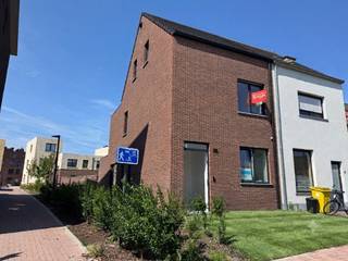 YES! Voor dit pand kan je zélf een afspraak inboeken! Ga naar de advertentie op onze website www.justwonen.be en plan meteen je afspraak in.<br /><br />Onderbroeken inpakken en klaar. Dit gezellige stulpje is namelijk de ultieme instapper: spiksplinternieuw, het wordt nog voorzien van een lik verf en trendy verlichting, en ook de tuin wordt nog helemaal aangelegd voor jou. Zo mooi kan ’t leven zijn, toch?<br /><br />By the way: dit huis is niet het zoveelste huis in hartje Turnhout. Hier is namelijk wél (veel) parkeergelegenheid voor de deur, en ook beschik je over een zij-ingang naar de tuin mét grote bergplaats. Dus geen gedoe met vuilnisbakken of fietsen door je woonkamer. <br /><br />Indeling:<br />De inkomhal – met gastentoilet – brengt ons naar de woonkamer met open keuken. Een grote, open flow met heerlijk veel lichtinval. Heb je trouwens gespot dat je ook aan de zijkant van de woning kijkt op ’t groen? <br /><br />Verder komen je hippe meubels helemaal tot z’n recht in dit trendy interieur. Een mooie combo van onderhoudsvriendelijke en sfeervolle materialen. De keuken werd voorzien van alle nodige snufjes, dus de hobbykok kan hier heus z’n (hardgekookt) ei kwijt. <br /><br />Naast de keuken vind je tenslotte nog een aparte bergruimte, waar ook de aansluitingen voor wassen en drogen werden voorzien. <br /><br />De open trap brengt ons bij de eerste verdieping, waar je 2 erg grote slaapkamers vindt. En jawel, deze werden voorzien van rolluiken. Verder zit hier ook de badkamer, met dubbele wastafel, grote inloopdouche en het vrijstaand bad als eyecatcher. Ook hier is een apart toilet. <br /><br />Nog een trapje hoger komen we bij een volledig afgewerkte zolder, die ingericht werd als 2 extra (slaap)kamers. <br /><br />De woning is trouwens hittegolf-proof, want je beschikt niet enkel over vloerverwarming, maar ook vloerkoeling. Laat die zwoele zomeravonden maar komen, want jij houdt het hoofd (en de rest) koel.<br /><br />De tuin is momenteel nog een projectje, maarrr die wordt ook voor jou nog volledig afgewerkt. (Deze hippe makelaar heeft voor een visual gezorgd, zodat je kan inbeelden hoe het straks kan uitzien). De tuin is ook toegankelijk via een poortje én je beschikt over een grote tuinberging.