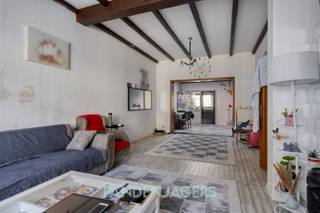 Ontdek het potentieel van deze ruime rijwoning, ideaal gelegen in het hart van het centrum. Dit pand biedt alle troeven voor wie op zoek is naar een karaktervolle woning met mogelijkheden om volledig naar eigen smaak te renoveren.<br />De woning beschikt over grote, lichtrijke kamers die uitnodigen tot creatieve indelingen en moderne herinrichting. Op de gelijkvloerse verdieping vind je royale leefruimtes die dankzij hun open karakter tal van mogelijkheden bieden.Van een gezellige leefkeuken tot een ruime woonkamer met eetgedeelte. De hoge plafonds en brede ruimtes creëren een aangename, open sfeer.<br />Op de verdiepingen bevinden zich eveneens ruime kamers die zich perfect lenen tot comfortabele slaapkamers, bureauruimte of hobbykamer. Bovendien is er een kelder aanwezig, ideaal voor extra opslagruimte of als praktische werkruimte.<br />Met haar centrale ligging, ruime indeling en het grote renovatiepotentieel is dit de perfecte kans voor wie droomt van een eigen project in het centrum.<br /><br />Pandenjagers is een innovatief vastgoedkantoor en kiest bewust voor een unieke en transparante aanpak. Bij ons bestaat de totale aankoopprijs altijd uit twee duidelijke onderdelen: de vraagprijs die bovenaan in de advertentie vermeld staat, plus onze vaste commissie van 10.000 euro incl. BTW. Dankzij deze open prijsstructuur krijgt u als koper vanaf het eerste moment een eerlijke inkijk hoe de totale prijs van het pand tot stand is gekomen.<br /><br />Interesse? Contacteer ons via 015 677 000 of info@pandenjagers.be.