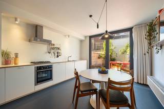 <p><span>Comfortabel wonen in Antwerpen-Noord, met een verrassend ruim gelijkvloers, veel licht en een heerlijke west-gerichte tuin. Hier woon je rustig én stedelijk, op wandelafstand van Park Spoor Noord en alle dagelijkse voorzieningen.</span></p><p><span> </span></p><p><span>Strak, licht &amp; multifunctioneel</span></p><p><span>Je komt binnen via de inkomhal op het gelijkvloers, vroeger een garage en vandaag een bijzonder polyvalente ruimte. Ideaal als extra leefruimte, atelier, hobbyruimte of fietsenberging. Hier vind je ook een vestiairehoek, een apart toilet, aansluiting voor wasmachine en een recente verwarmingsketel. </span></p><p><span>Achteraan opent de woning zich naar een grote leefkeuken met marmoleum vloer. De keuken is volledig geïnstalleerd met dubbele spoelbak, koelkast, diepvries, vaatwasser, gasvuur en dampkap. Via de dubbele deur stap je zo de west-gerichte tuin van ca. 40 m² in: onderhoudsvriendelijk en perfect om lang van de avondzon te genieten.</span></p><p><span> </span></p><p><span>Leefverdieping &amp; slaapkamers</span></p><p><span>De stalen trap brengt je naar de eerste verdieping, waar een lichte leefruimte wacht met mooie visgraatparket. Momenteel zijn hier twee kamers ingericht, waarvan één als salon en één als atelier. Dankzij de vele ramen baadt deze verdieping in het licht en kan je de indeling makkelijk aanpassen aan jouw woonwensen.</span></p><p><span>Op de tweede verdieping bevindt zich de ruime slaapkamer met ensuite badkamer. Die is uitgerust met douche, ligbad, toilet en lavabomeubel.</span></p><p><span> </span></p><p><span>Levendige buurt met toekomst</span></p><p><span>Maatsstraat ligt in een residentiële buurt in Antwerpen-Noord, vlakbij Park Spoor Noord. Buurtwinkels, supermarkten zoals Aldi, Lidl en Albert Heijn, openbaar vervoer en het prachtige art-decobad in de Veldstraat liggen allemaal binnen handbereik. De herontwikkeling van de sites van het Stuivenbergziekenhuis en het Slachthuis geeft deze wijk bovendien een sterke toekomstwaarde.</span></p><p><span> </span></p><p><span>Maatregelenregister: in aanvraag</span></p><p><span> </span></p>