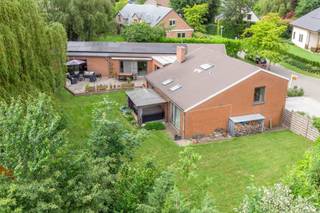 <p><span><span><strong> </strong></span></span><strong>Century21 ImmoNero presenteert:</strong></p><p>TOP LOCATIE gelegen in een doodlopende straat, in een woonwijk van Jezus-Eik, dit gerenoveerde huis van 250m2 op een zonnig privé perceel van 1052m2 op het zuidwesten in een rustige buurt, maar toch dicht bij de E411, openbaar vervoer en voorzieningen.</p><p>Deze mooie karakteristieke woning (met open haard hoek, authentieke houten balken, dubbel volume plafond) en praktisch ontwerp heeft:</p><p>1) Inkomhal (garderobe en toilet), <br />2) moderne ruime keuken (van 17m²), <br />3) grote (60m2) open woonkamer met eetkamer/zithoek met directe toegang tot het terras (van 45m2) en <br />4) ruim kantoor van 40m² (waar een 5e slaapkamer en badkamer/keukenhoek mogelijk is) ALLEMAAL op EEN niveau.</p><p>Totaal 4 slaapkamers waarvan de elegante ouderslaapkamer van 26m² (met en-suite badkamer en een salon/leeshoek van 14m²) aansluit op de tuin en de jacuzzi, slaapkamers 3x (16m2, 10m2, 10m2).</p><p>De woning beschikt ook over 4 buitenparkeerplaatsen, een dubbele garage (37m2) en een kelder (14,5m2). EPC - C, Elektriciteit conform! 18 zonnepanelen.</p><p>MEER INFO : www.krabbenberg8.be<br /> </p>