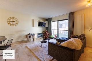 Dit instapklaar appartement is gelegen op de eerste verdieping & is te bereiken via trap of lift (gaat tot in de kelder). Het gebouw ligt in de gezellige Sint-Andrieswijk tussen de Nationalestraat en de Kloosterstraat in het hartje van Antwerpen. Winkels, gezellige cafeetjes & hippe restaurants zijn op wandelafstand gelegen net als de Groenplaats. Deze laatste ligt slechts op 5 minuten wandelafstand.<br /><br /><u>Indeling kelder:</u> parkeerplaats in de ondergrondse parking <strong>(deze dient verplicht mee aangekocht te worden t.b.v. 30.000 EUR)</strong><br /><br /><u>Indeling eerste verdieping:</u> inkomhal, woon- en eetkamer (met elektrisch haardvuur), keuken (alle toestellen aanwezig), berging (aansluiting voor wasmachine & droogkast), afzonderlijk gastentoilet, badkamer (enkele lavabo & inloopdouche), 2 slaapkamers & terras (NO-georiënteerd, 45m2 & zicht op de Sint-Andrieskerk).<br /><br /><strong>BIJZONDERHEDEN:</strong><br /><br />- Centrale ligging in hartje Antwerpen<br />- Zeer lage EPC-score (energielabel B)<br />- HR-beglazing<br />- Condensatieketel<br />- CONFORME elektrische keuring<br />- Ondergrondse autostaanplaats<br /><br /><strong>Beschikbaar bij akte na betaling.</strong><br /><br />Voor meer info of een bezoek kan u ons bereiken op +32 473 37 28 40 of info@immobilli.be<br />